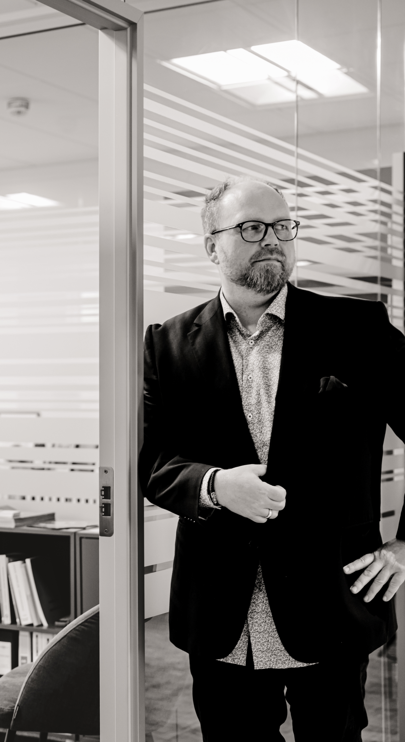 professionel-mand-portræt-business-modern-kontor