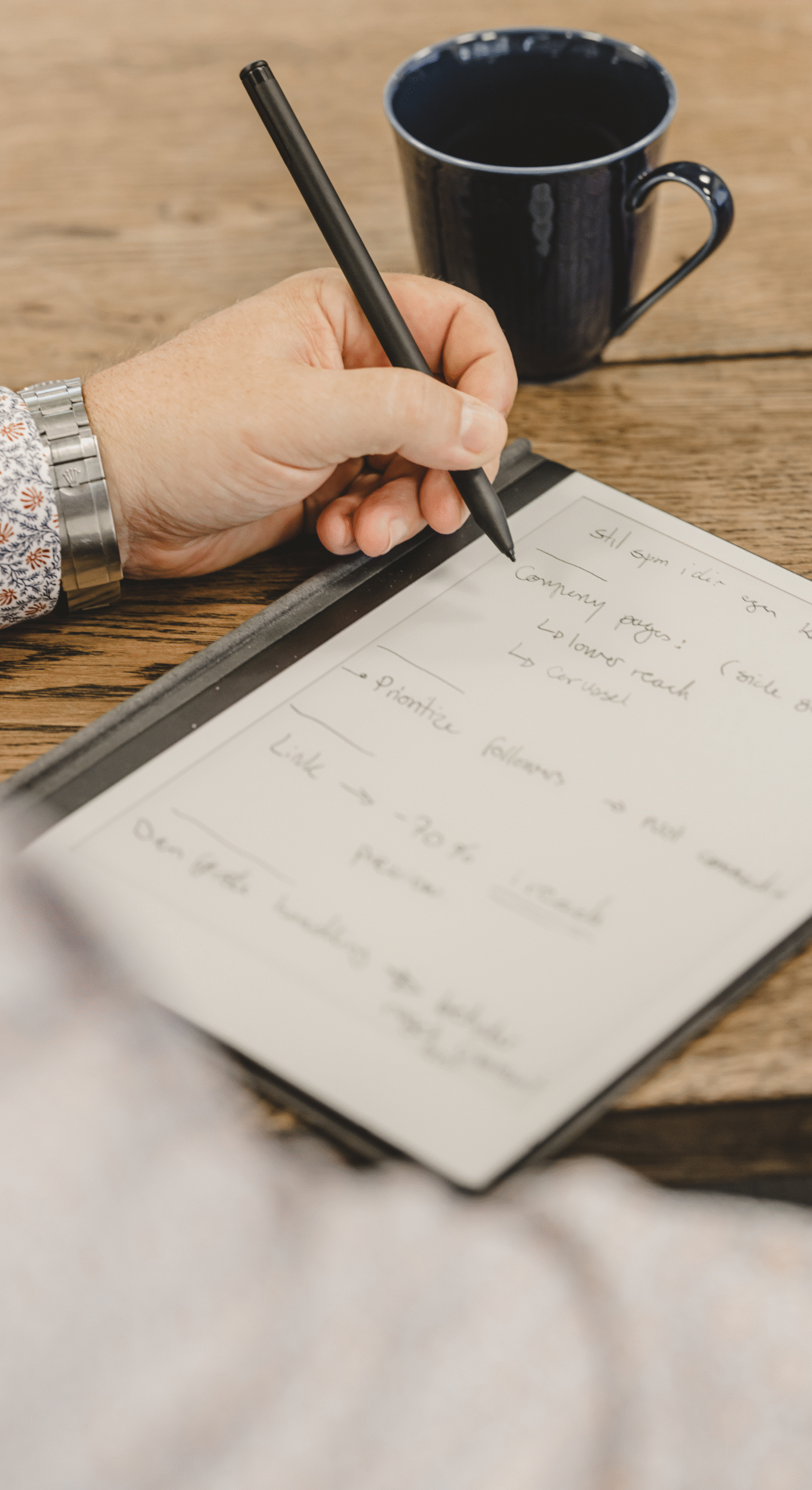 arbejdsnoter-digital-notesblok-kaffe-træbord